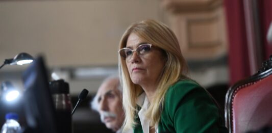 Con tufillo libertario y comunicados confusos, el Senado bonaerense, a cargo de Verónica Magario, confirmó que los periodistas no podrán seguir las sesiones desde los palcos.