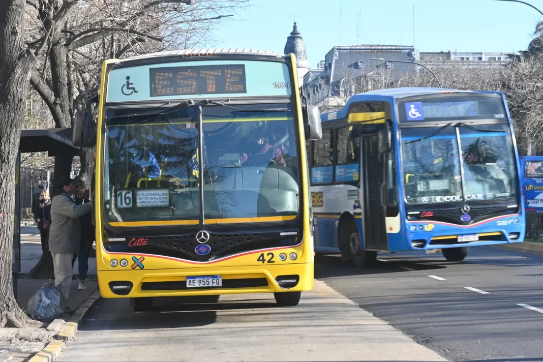 Por segunda vez en el mes, este miércoles, el boleto de colectivo del AMBA sufrirá un aumento del 6,1%. Entra a la nota y entérate a cuánto queda el mínimo.