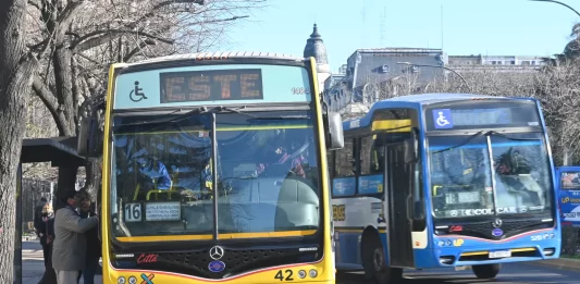 Por segunda vez en el mes, este miércoles, el boleto de colectivo del AMBA sufrirá un aumento del 6,1%. Entra a la nota y entérate a cuánto queda el mínimo.