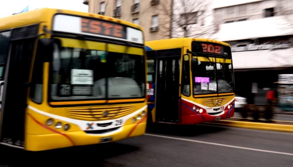 El boleto de colectivo en La Plata y en el AMBA sufrirá un aumento del 4,8%.