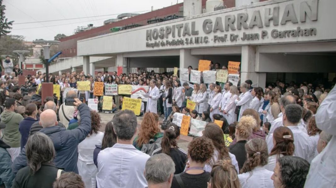 Los médicos bonaerenses repudiaron el vaciamiento del Hospital Garrahan y respaldaron el reclamo del personal sanitario.