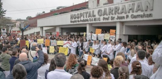 Los médicos bonaerenses repudiaron el vaciamiento del Hospital Garrahan y respaldaron el reclamo del personal sanitario.