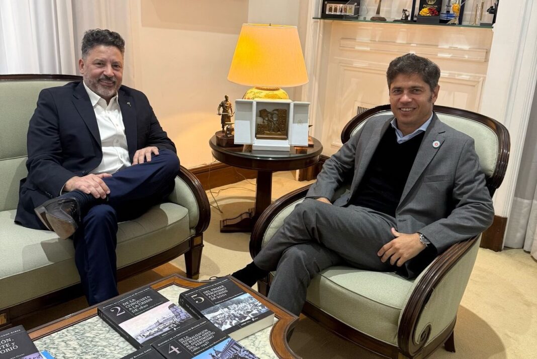 El gobernador de la provincia de Buenos Aires, Axel Kicillof, sorprendió a todos al lograr una foto con el intendente de Merlo, Gustavo Menéndez.