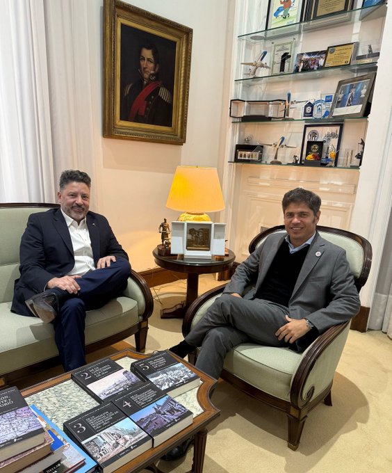 El gobernador Axel Kicillof junto con el intendente de Merlo, Gustavo Menéndez.