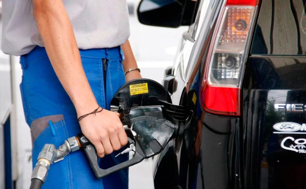 El gobierno nacional de Javier Milei definió que a partir de junio habrá aumentos en las tarifas de luz y gas natural, y en los combustibles.