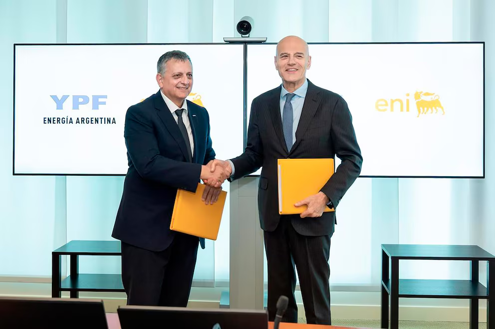 El presidente y CEO de YPF, Horacio Marín, y CEO de Eni, Claudio Descalzi durante la firma del MOU en abril.