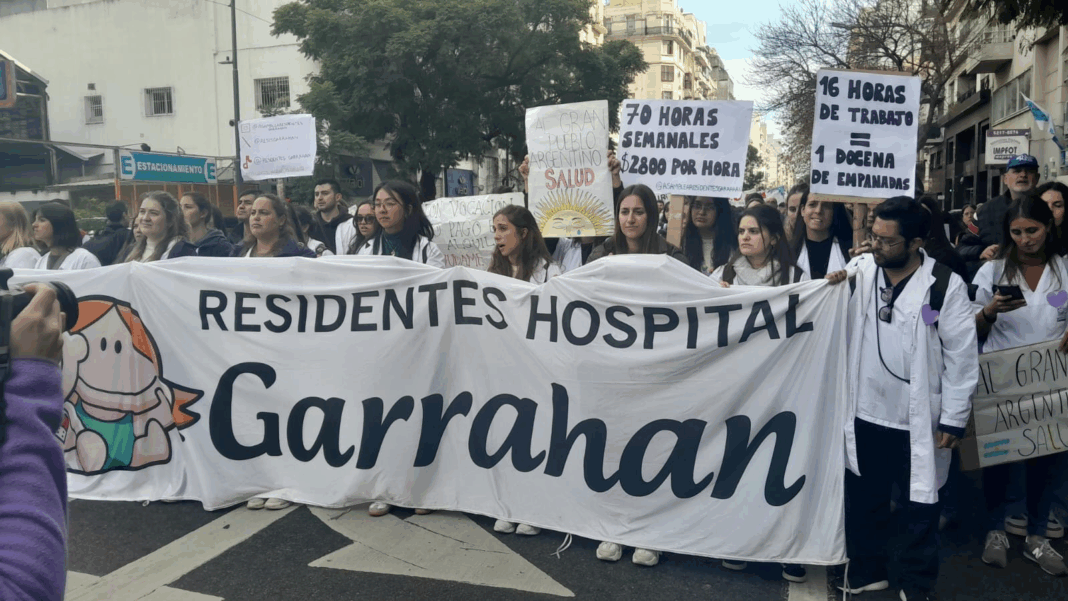 Cristina Kirchner volvió a apuntar contra el Gobierno de Milei con un video de la masiva movilización de los residentes del Garrahan.