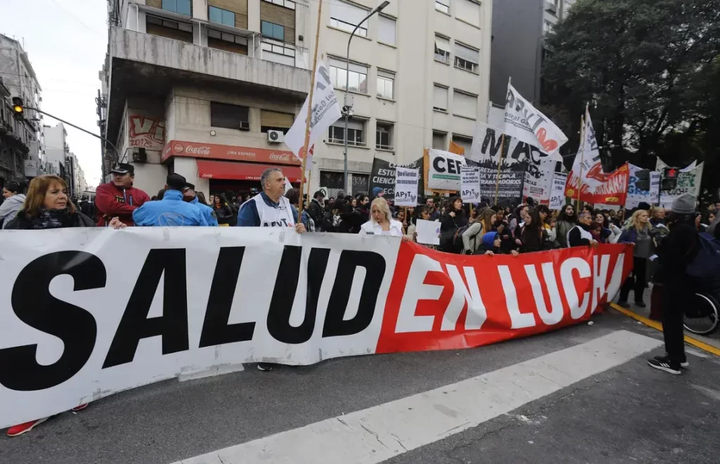 Los residentes y trabajadores sanitarios en lucha convocaron a una "marcha de velas", este lunes por la noche y una nueva asamblea para este martes. 