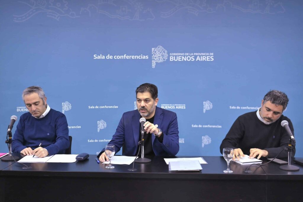 Bianco confirmó el acuerdo con Correo Argentino en conferencia, junto a Andrés Larroque y Cristian Girard. 