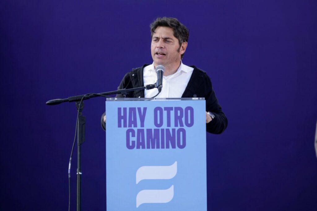En un acto en La Plata, el gobernador Axel Kicillof buscó aplacar la interna del peronismo y remarcó que "el único adversario que tenemos es Milei y está fuera del espacio".