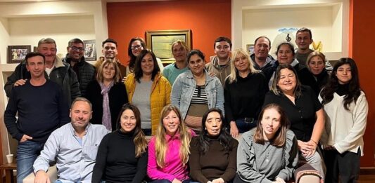 La diputada bonaerense, Silvina Vaccarezza, encabezó una reunión con vecinos de Alberti para crear un frente amplió de centro. “Ni Cristina (Kirchner) ni (Javier) Milei”, afirmaron.