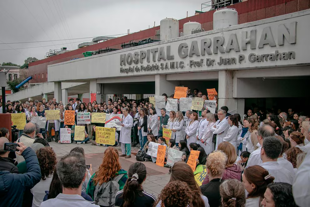 El Ejecutivo anunció una suba para los residentes del Hospital Garrahan, el cual fue desmentido por los residentes.
