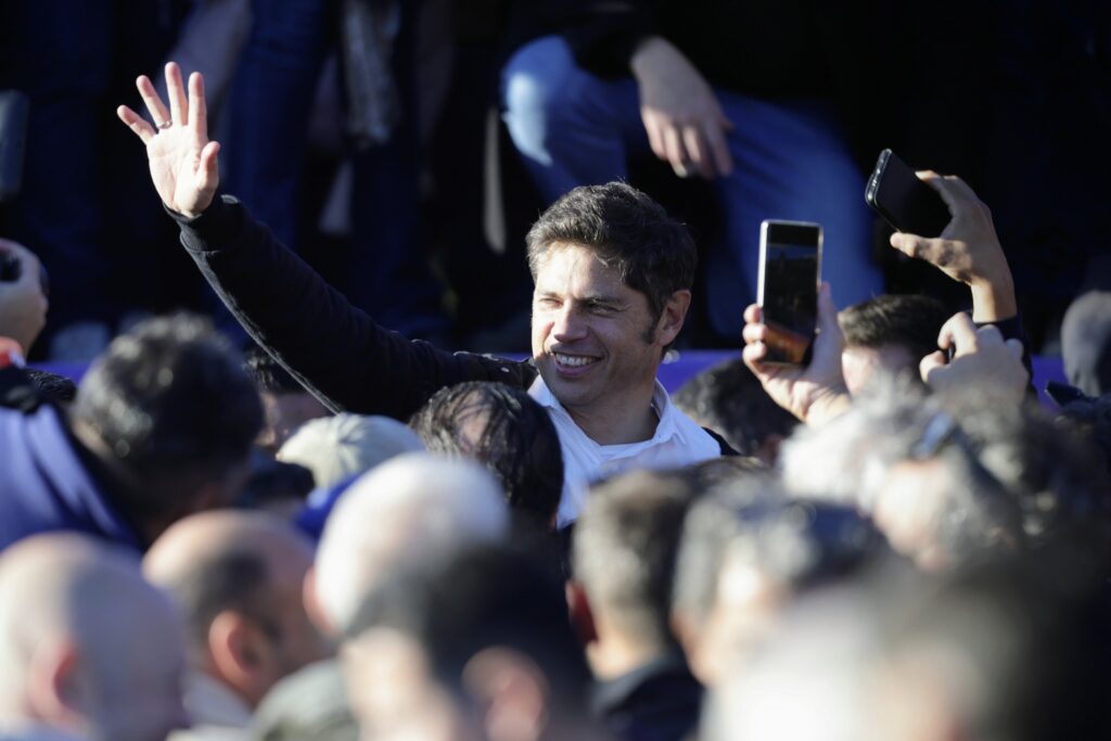 En el acto del sábado, Kicillof llamó a construir un espacio "de brazos abiertos" con sectores desencantados con Milei.