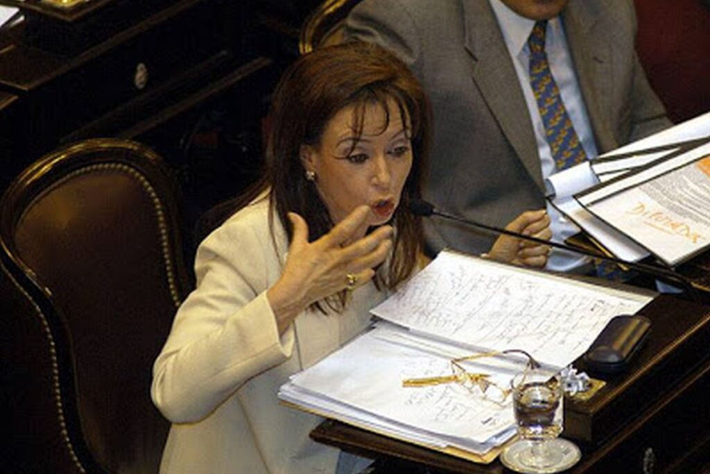 Cristina Kirchner fue expulsada del bloque peronista por votar en contra de varias propuestas del menemismo.