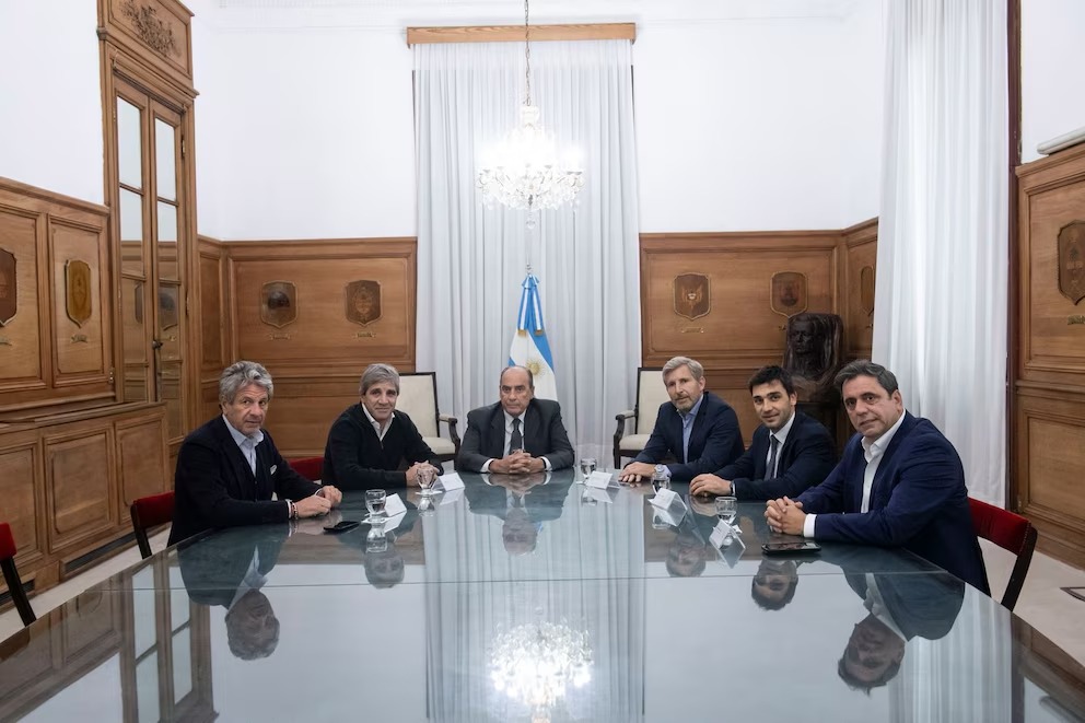 El jefe de Gabinete, Guillermo Francos, cosechó la adhesión de Ignacio Torres y Rogelio Frigerio al nuevo régimen tributario.