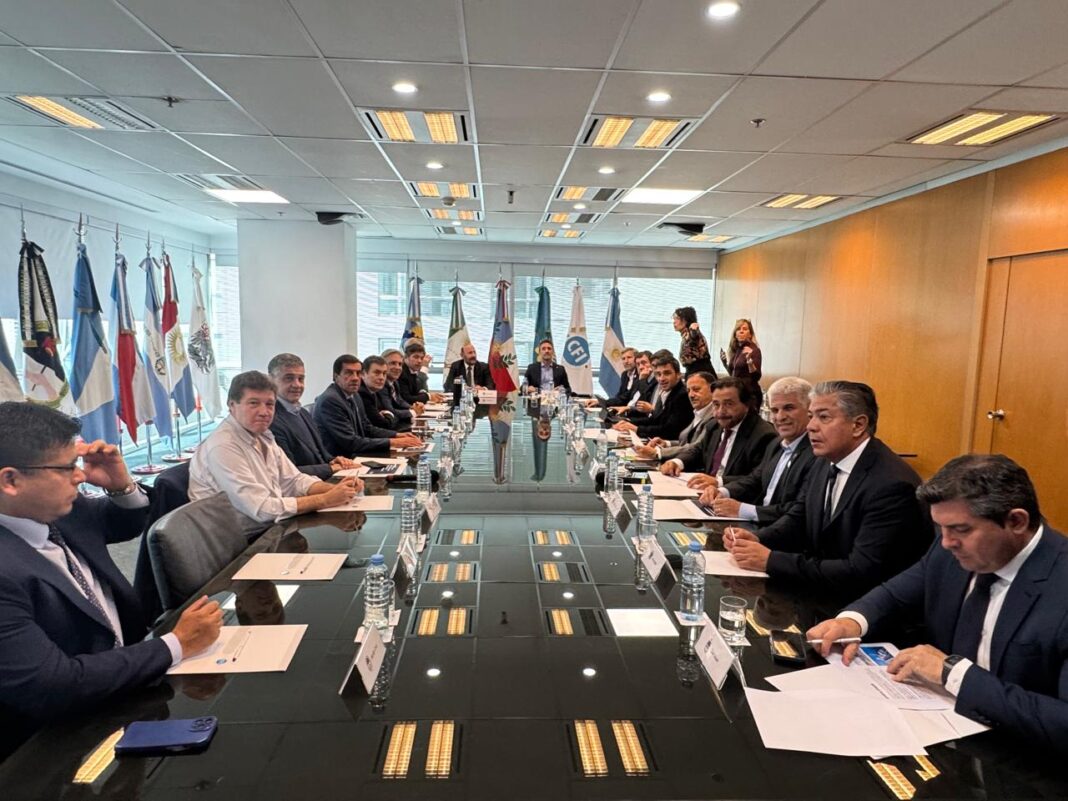 Gobernadores se reunieron en el CFI para avanzar con el blanqueo de los “dólares del colchón”