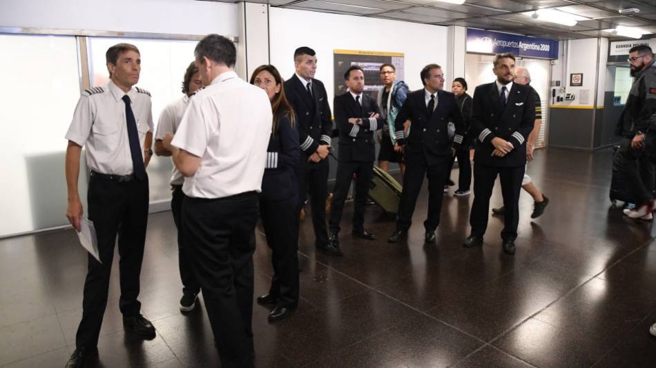 Los pilotos aeronáuticos mantienen una disputa salarial con el Gobierno de Javier Milei que impulsa una política de ajuste y desregulación del sector aéreo. 