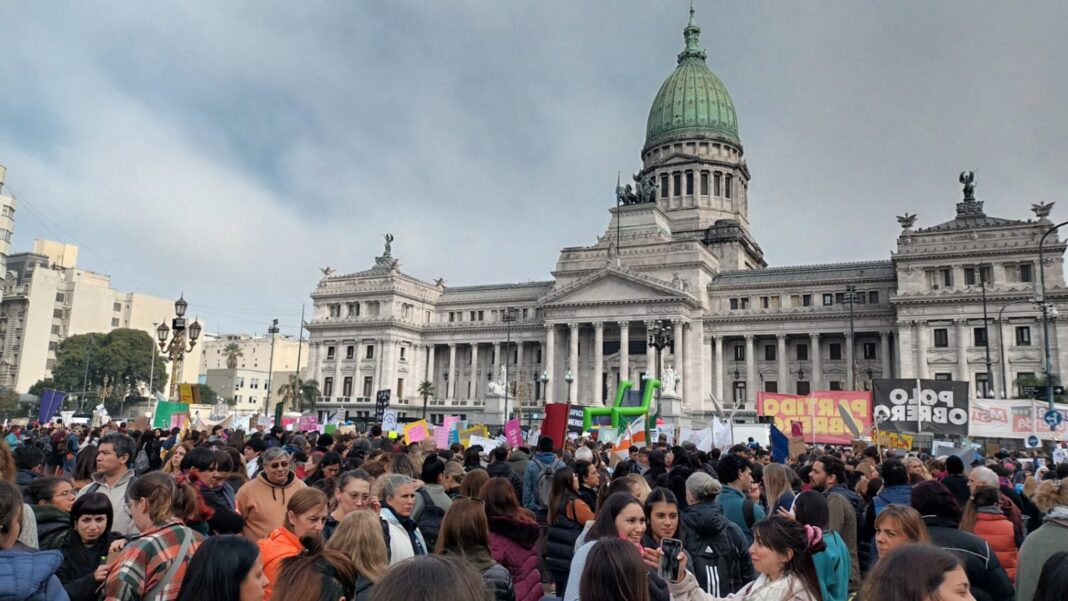 El Congreso volverá a ser epicentro de una masiva movilización multisectorial, bajo la consigna “Contra la crueldad, el hambre y el saqueo, ni una jubilada menos”.