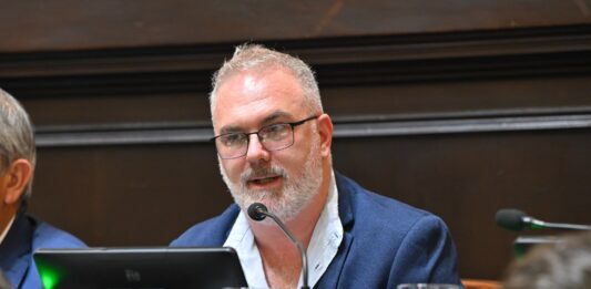 El diputado de La Libertad Avanza, Sebastián Pascual, alertó la "jugada" de Cristina Kirchner de ser candidata a diputada bonaerense para obtener fueros en la Justicia.