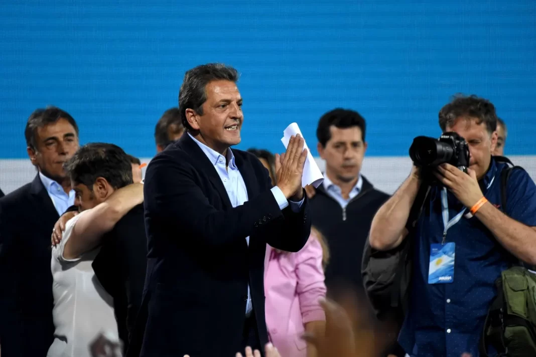 Sergio Massa reapareció con una cumbre en Chascomús que funcionó como termómetro político y ensayo electoral. Mientras el Frente Renovador prepara su congreso, un grupo de intendentes le pidió que se ponga al frente de la boleta. ¿Septiembre o octubre? Massa escucha, mide y se deja querer.
