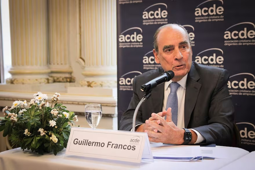 Francos buscó calmar a los empresarios y anticipó que el Presidente vetará cualquier medida que atente contra el superávit fiscal.