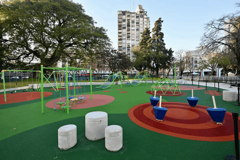 El gobernador Axel Kicillof inauguró este jueves junto al intendente Julio Alak la renovada Plaza Italia de La Plata.  