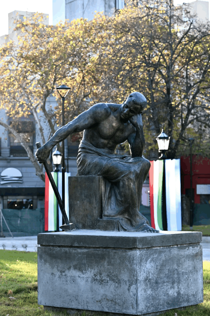 El gobernador Axel Kicillof inauguró este jueves junto al intendente Julio Alak la renovada Plaza Italia de La Plata.  