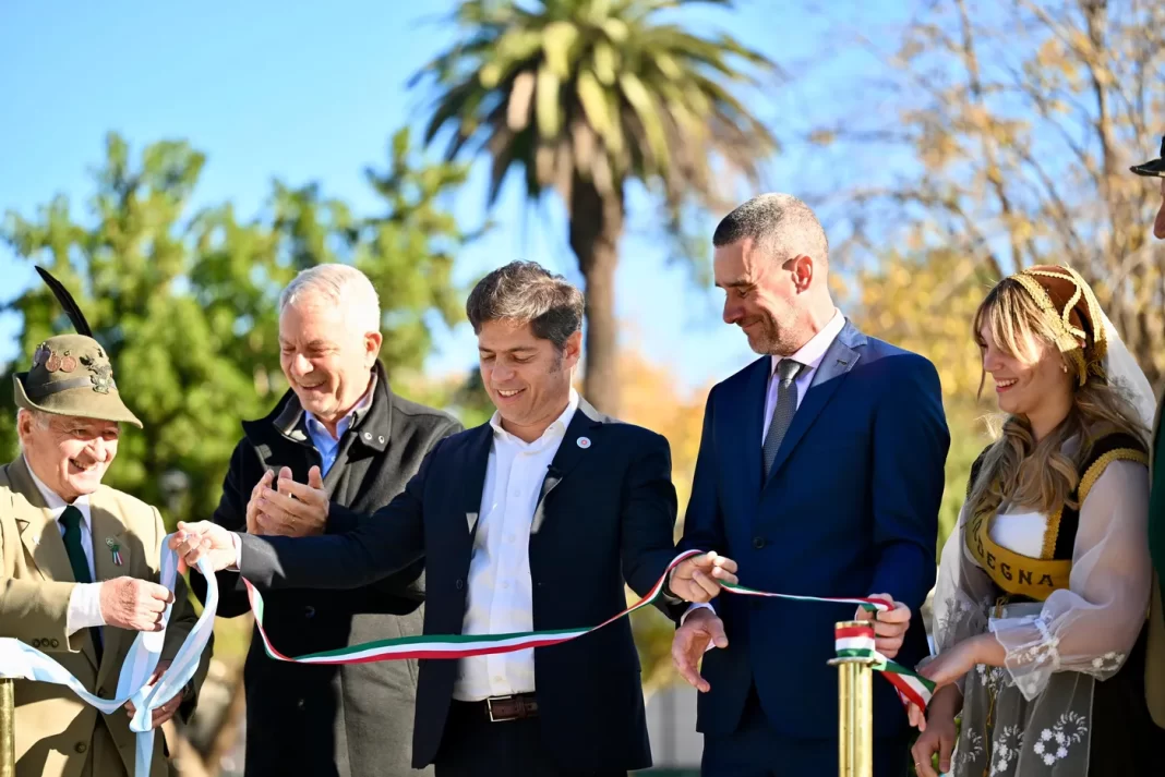 Tras ocho meses de obra, el gobernador Axel Kicillof inauguró este jueves junto al intendente Julio Alak la renovada Plaza Italia de La Plata.