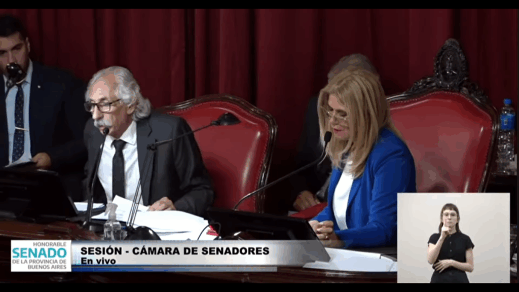 Luis Lata junto a Magario, en una de las tantas sesiones del Senado bonaerense.
