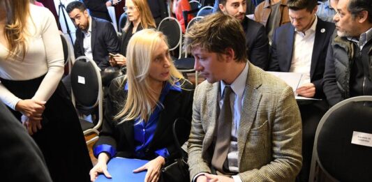 Los dirigentes de Santiago Caputo organizaron dos actos en el interior bonaerense para marcarle la cancha a Karina Milei y Sebastián Pareja.