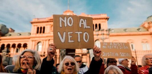 Tras el revés en Diputados, el Gobierno teme un nuevo golpe en el Senado por los proyectos que buscan mejorar los haberes de los jubilados.