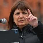 Patricia Bullrich quiere que la Policía Federal “patrulle” las redes sociales Bullrich escribió un proyecto de ley para habilitar a la Policía Federal a "patrullar" las redes sociales y sitios web públicos sin autorización judicial.