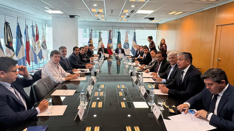 El jefe de Gabinete, Guillermo Francos, recibe a una delegación de gobernadores en la Rosada.