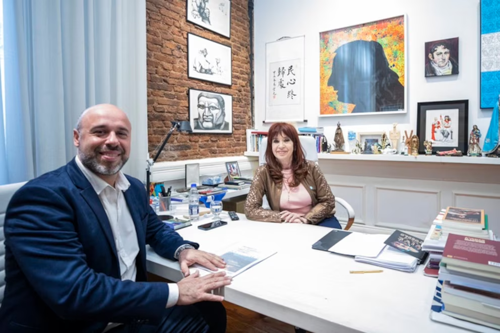 La ex presidenta junto a Tincho Ascúa en el Instituto Patria.