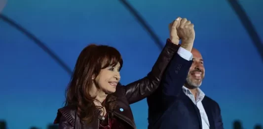 Cristina Kirchner reapareció en Corrientes para respaldar al candidato del PJ, Martín Ascúa y relanzar su liderazgo político.