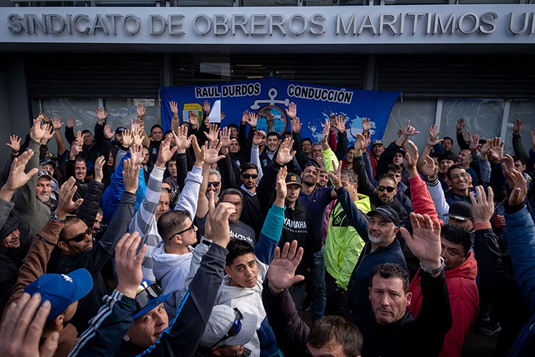 Los gremios pesqueros advierten por un lockout encubierto de las empresas y mantienen el paro por mejoras salariales.