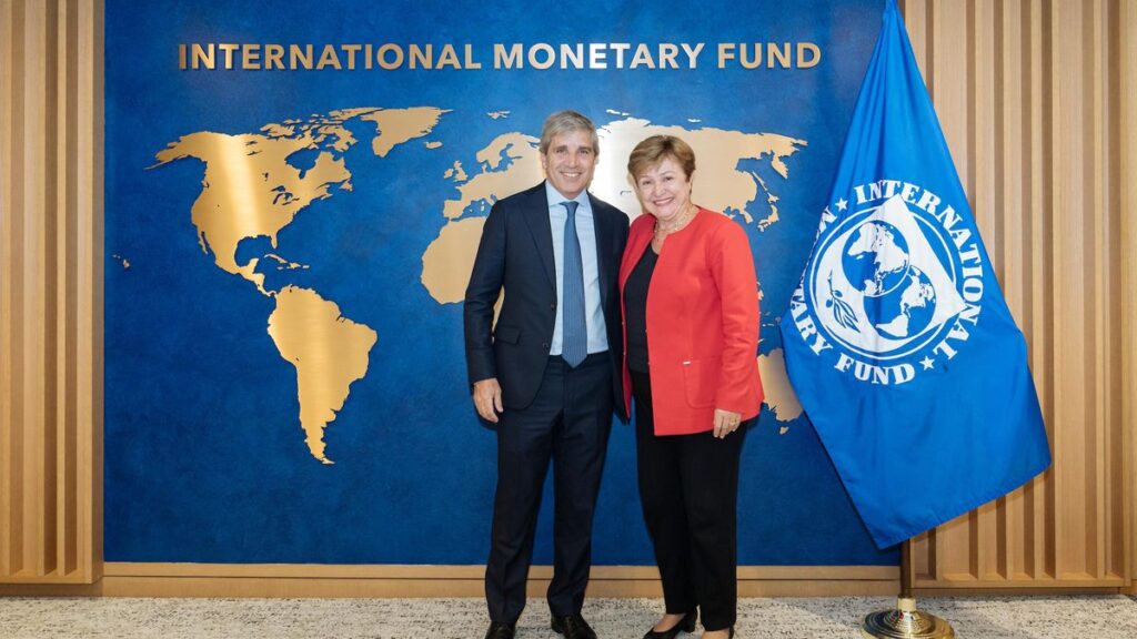 El objetivo de Luis Caputo es fortalecer las reservas en dólares y alinearse a los requerimientos exigidos en el acuerdo con el Fondo Monetario Internacional (FMI).