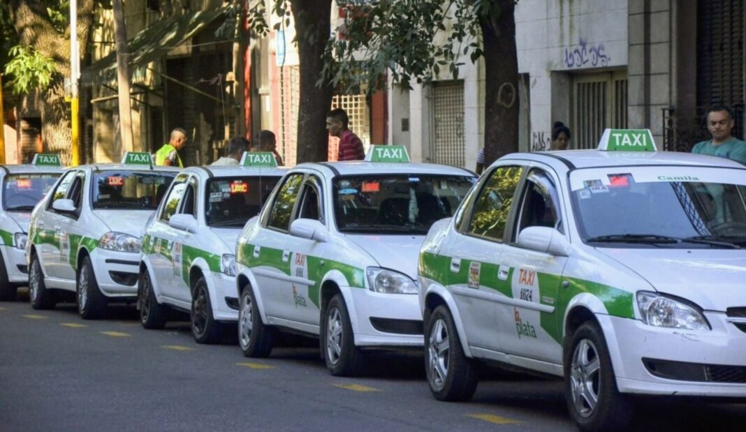 Taxistas de La Plata amenazaron a un concejal del PRO por presentar un proyecto para regular las aplicaciones de transporte, Uber, Didi y Cabify.