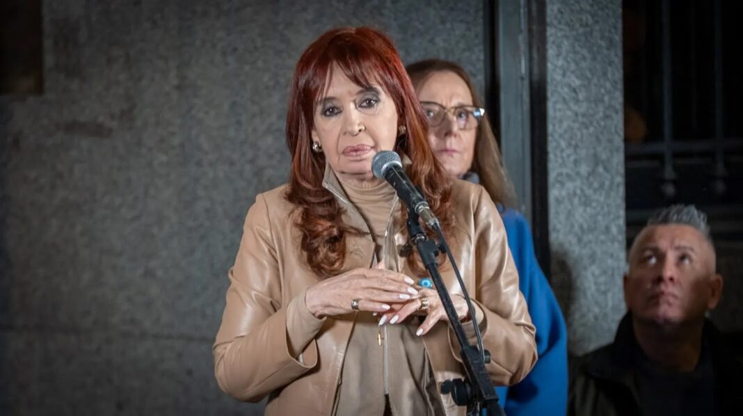 Tras la condena final de la Corte Suprema, los abogados de Cristina Kirchner pidieron prisión domiciliaria y evitar el uso de la tobillera electrónica.