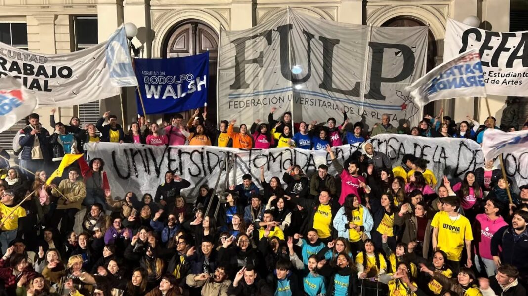 La Corte Suprema ratificó la condena a Cristina Kirchner y estudiantes respondieron con tomas en distintas facultades de la UBA y en el rectorado de la UNLP.