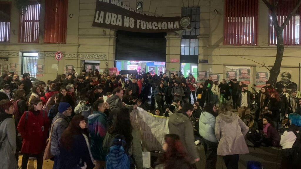 Estudiantes universitarios tomaron varias facultades de la UBA, luego del fallo desfavorable contra Cristina Kirchner.