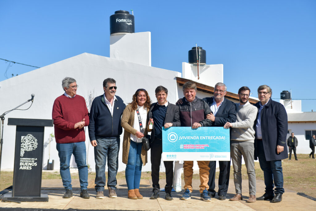 Kicillof en la mira por irregularidades durante la entrega de viviendas en Bragado.