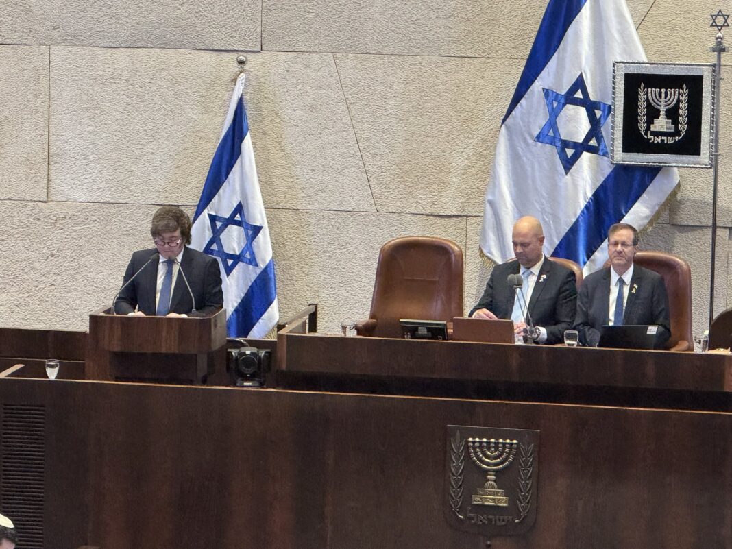 El presidente Javier Milei dio un discurso en el parlamentó israelí y ratificó que mudará la embajada Argentina a Jerusalén.