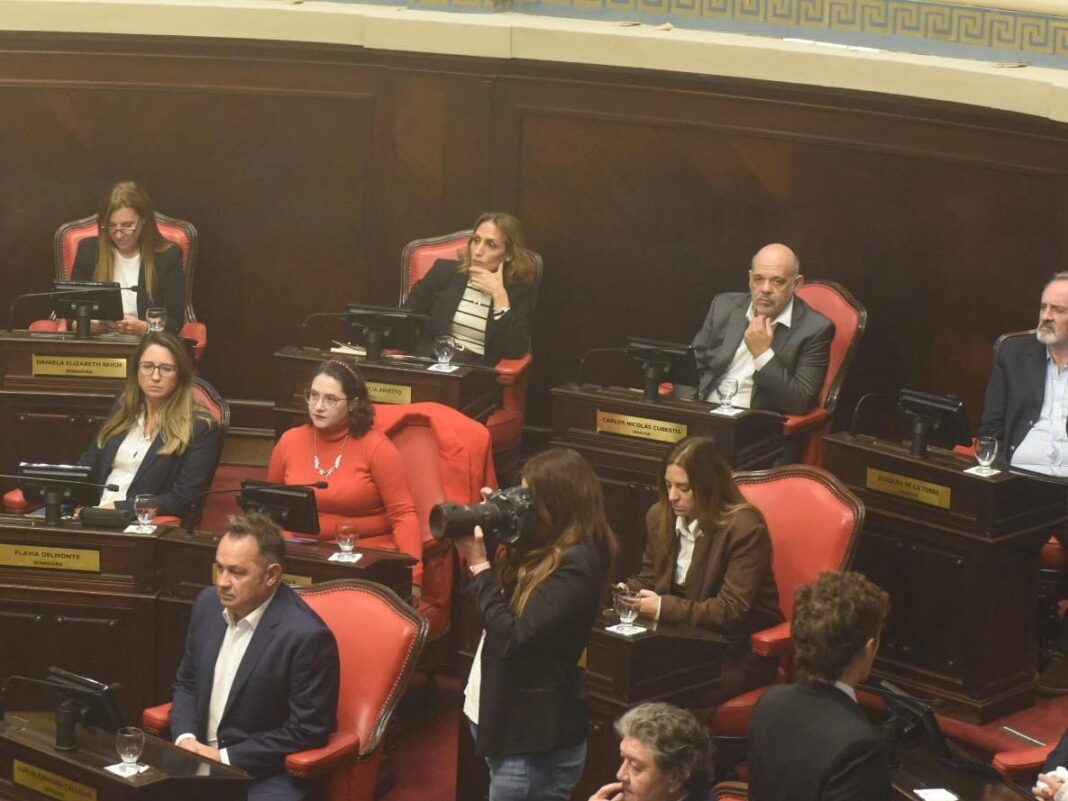 Senadores bonaerenses de La Libertad Avanza (LLA) salieron al cruce del gobernador Axel Kicillof por vincular la reforma laboral a la dictadura. “Genera desinformación”, afirmaron.