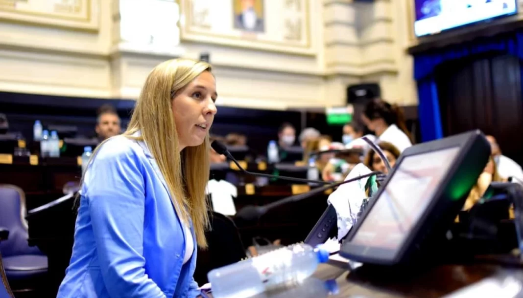 Lucía Iañez acompañó la movilización en La Plata en reclamo por la condena a Cristina Kirchner.