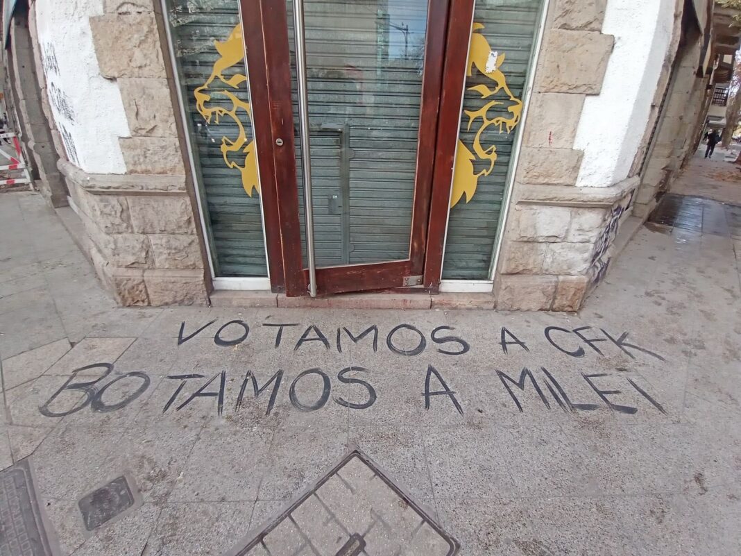 La Libertad Avanza denunció ataques a locales en Quilmes, Tigre y Mar del Plata con pintadas en apoyo a Cristina Kirchner.