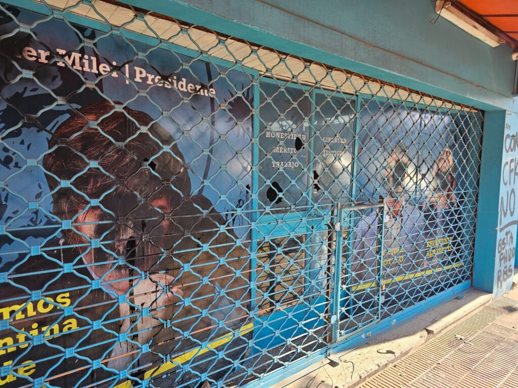 La misma postal de vandalismo se registró en un local de La Libertad Avanza en Quilmes, que culminó en denuncia policial.