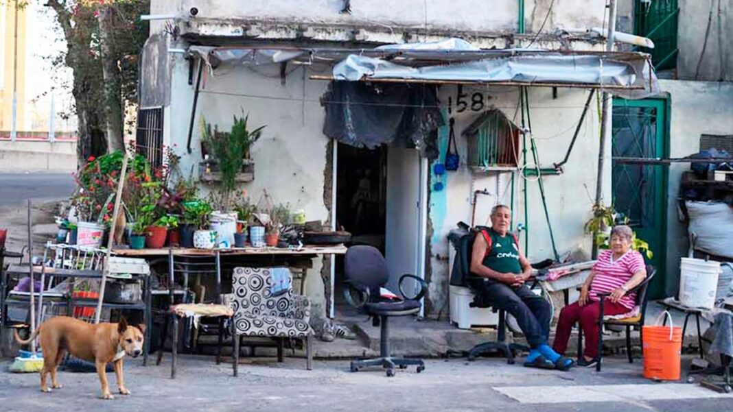 Una familia necesitó $1.110.624 en mayo para no caer bajo la línea de pobreza. Asimismo, la canasta básica alimentaria registró su primera baja del año.