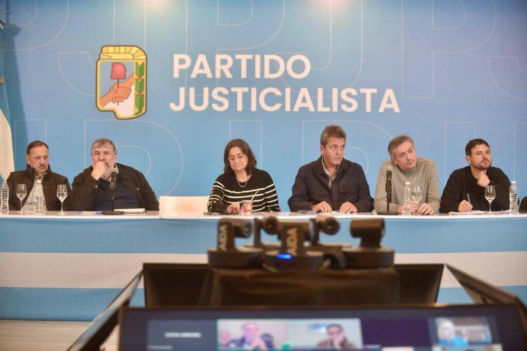 Representantes de todos los sectores del peronismo se reunieron en la sede porteña del PJ nacional para unificar el espacio en defensa de Cristina Kirchner.