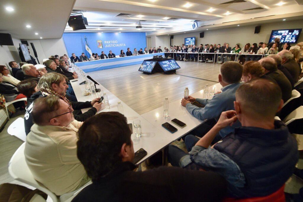 Dirigentes políticos y sindicales del peronismos se reunieron esta tarde en respaldo a Cristina Kirchner.